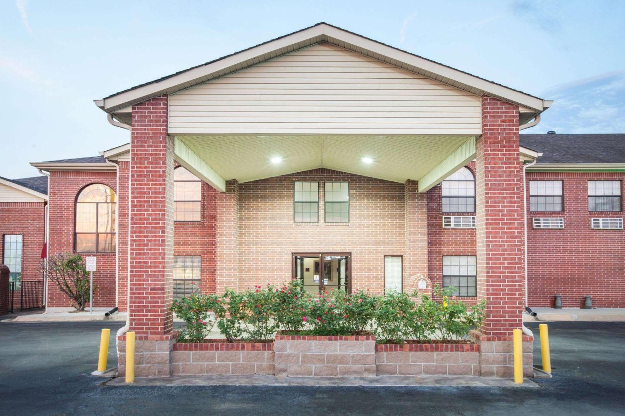 Super 8 By Wyndham White Hall Exterior foto